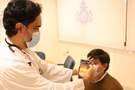 Un médico sevillano logra patente en EEUU para detectar causas de ceguera