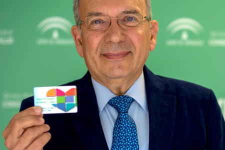 El Dr. Perez Bernal, premiado con la bandera de Andalucía