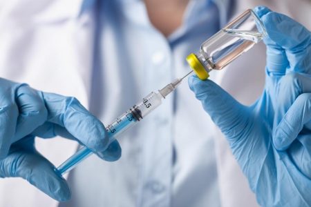 El Colegio de Médicos de Sevilla recuerda la importancia de la vacunación entre el personal sanitario como medida preventiva