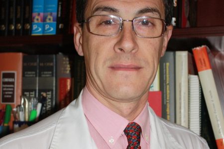 El facultativo del Hospital de Valme Ricardo Mena-Bernal, elegido vicepresidente de la Sociedad Andaluza de Traumatología y Ortopedia (SATO)