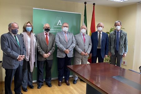El SAS y el CACM firman un convenio para impulsar la participación de médicos voluntarios en la vacunación