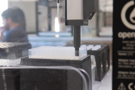 El Hospital Universitario Virgen del Rocío secuencia más de 1.200 genomas del virus SARS-CoV-2