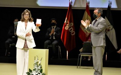 La Dra. Encarnación Gutiérrez Carretero y los doctores Pascual y Fernando Sánchez Martín, condecorados con la Medalla de la Ciudad de Sevilla 2021
