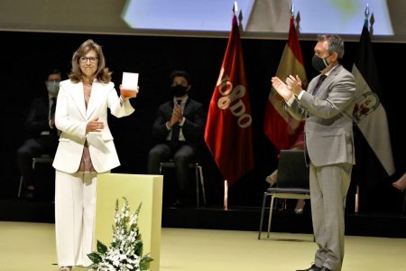 La Dra. Encarnación Gutiérrez Carretero y los doctores Pascual y Fernando Sánchez Martín, condecorados con la Medalla de la Ciudad de Sevilla 2021
