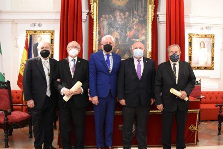 La Real Academia de Medicina y Cirugía de Sevilla reconoce la labor del Consejo Andaluz de Colegios de Médicos