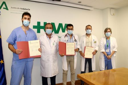 El Hospital Virgen Macarena premia la excelencia de sus mejores especialistas internos residentes