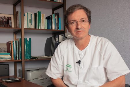 El Dr. José Miguel Cisneros recibe un galardón de la SEIMC por su trayectoria profesional y contribución al desarrollo de la sociedad