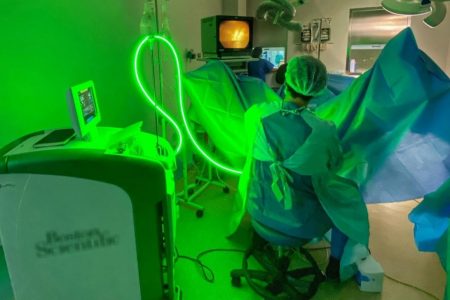 El Hospital de Valme incorpora en Sevilla la ‘fotovaporización con láser verde’ para tratar la hiperplasia benigna de próstata