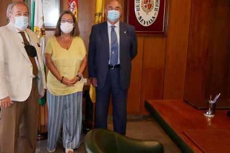 Regina Serrano, delegada territorial de Salud y Familias, agradece al Colegio de Médicos de Sevilla su labor durante la pandemia