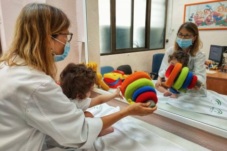 Pediatra del Virgen Macarena participa en la elaboración de la estrategia autonómica de atención a la salud de niños y jóvenes andaluces