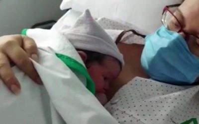 El Hospital de Valme ha mantenido en pandemia el programa `Piel con piel en el postparto inmediato´, aunando humanización y seguridad asistencial