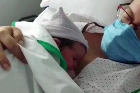 El Hospital de Valme ha mantenido en pandemia el programa `Piel con piel en el postparto inmediato´, aunando humanización y seguridad asistencial