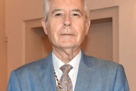 El Dr. José Antonio Milán, especialista en Nefrología, Académico de Número Electo de la RAMSE