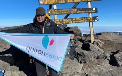 El traumatólogo sevillano Miguel Toledo alcanza la cima del Kilimanjaro con fines solidarios