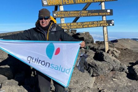 El traumatólogo sevillano Miguel Toledo alcanza la cima del Kilimanjaro con fines solidarios