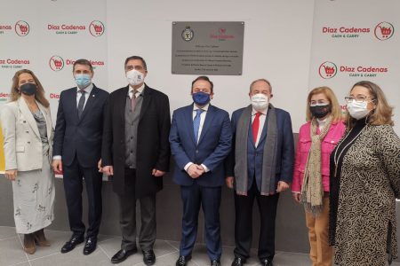 El Grupo Díaz Cadenas, con motivo de la inauguración de su decimotercer centro en Andalucía, rinde homenaje al colectivo médico por su incansable labor durante la pandemia