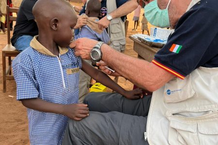 Sanitarios sevillanos vacunan a 9.000 niños en Costa de Marfil