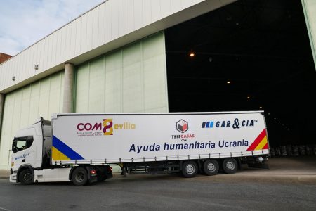 Salida del primer envío con material humanitario hacia Ucrania organizado por el Colegio de Médicos