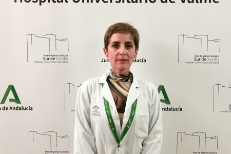 La facultativa del Hospital de Valme, Encarnación Román, directora de la Estrategia Conjunta del Plan frente a la Resistencia a los Antibióticos de Andalucía