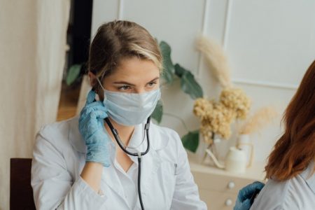 El Consejo General de Médicos inicia un estudio para conocer la carga de trabajo que suponen las guardias en los residentes
