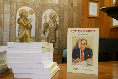 El Dr. Isacio Siguero firma su libro biográfico «Vivir para servir» en el RICOMS