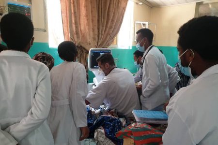 El urgenciólogo del Hospital de Valme Alberto Oviedo desarrolla en Etiopía un proyecto de cooperación internacional en atención emergente