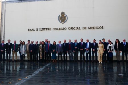 El Colegio de Médicos de Sevilla acoge la presentación de la Facultad de Ciencias de la Salud de la Universidad Loyola