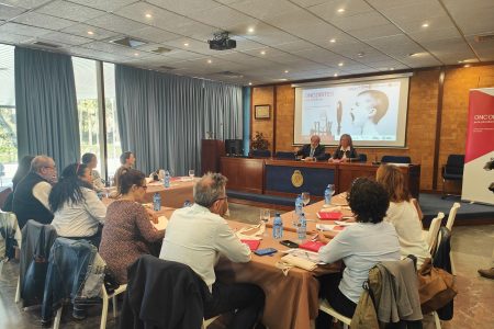 El Colegio de Médicos de Sevilla acoge un encuentro para impulsar la formación de periodistas andaluces en torno al cáncer