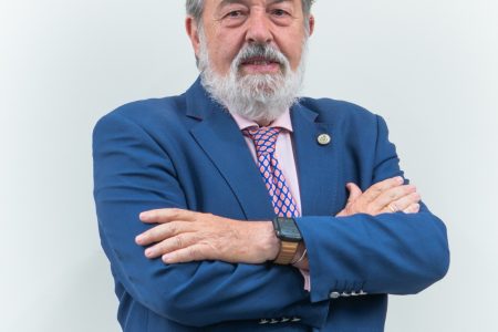 Alfonso Carmona seguirá al frente del Colegio de Médicos: «Aún me quedan cosas por hacer en este proyecto»