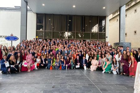 El Colegio de Médicos recibe a los nuevos graduados en Medicina de Sevilla