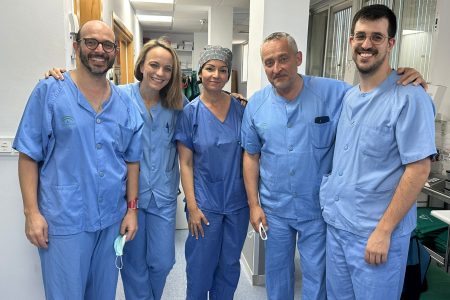 Premio europeo para un equipo del Virgen del Rocío que coloca una segunda válvula en el corazón de un niño a través del hígado