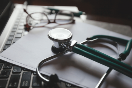 El Consejo Andaluz de Colegios de Médicos solicita a la Consejería la creación de un grupo de profesionales específico para médicos