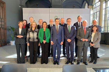 El presidente de la Junta de Andalucía recibe al Consejo Andaluz de Colegios de Médicos