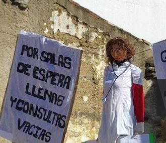 El Colegio de Médicos presenta una denuncia ante la fiscalía por la “Quema del Judas” que representaba al personal sanitario