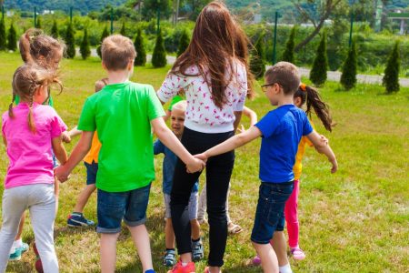 Apoyo a la #FamiliaMédica en verano: ayudas para campamentos y respiro para cuidadores