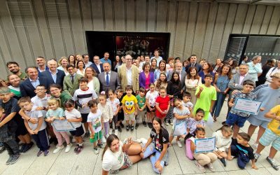 El Colegio de Médicos asiste a la entrega de premios del Concurso Artístico ‘Vacuna-Me’ para escolares del Polígono Sur