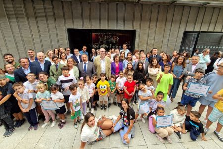 El Colegio de Médicos asiste a la entrega de premios del Concurso Artístico ‘Vacuna-Me’ para escolares del Polígono Sur