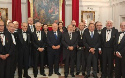 El presidente del Colegio de Médicos, Alfonso Carmona recibe la medalla de la Fundación Real Academia de Medicina y Cirugía de Sevilla