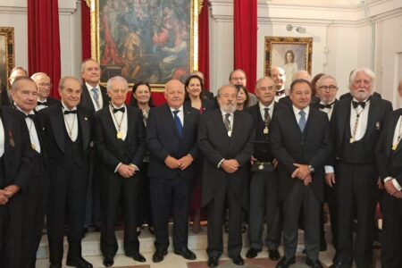 El presidente del Colegio de Médicos, Alfonso Carmona recibe la medalla de la Fundación Real Academia de Medicina y Cirugía de Sevilla