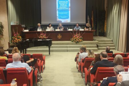 El Colegio de Médicos de Sevilla destaca la importancia de establecer canales efectivos de comunicación entre la Atención Primaria y la Hospitalaria para el buen funcionamiento del sistema sanitario