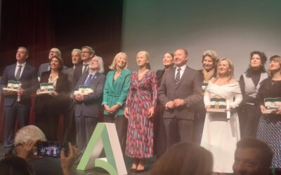 El Dr. Francisco Trujillo y la Fundación Antonio Guerrero reciben la bandera de Andalucía 2025