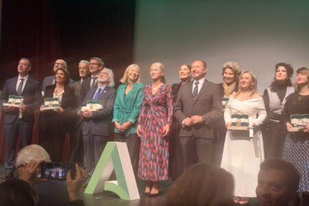 El Dr. Francisco Trujillo y la Fundación Antonio Guerrero reciben la bandera de Andalucía 2025