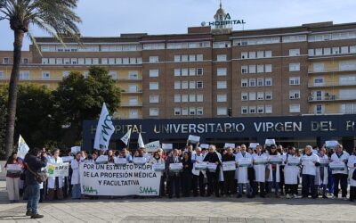 Los médicos de Sevilla se concentran en señal de protesta contra la reforma del Estatuto Marco