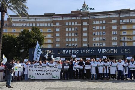Los médicos de Sevilla se concentran en señal de protesta contra la reforma del Estatuto Marco