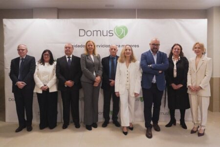 El Colegio de Médicos asiste a la inauguración de una nueva residencia de mayores