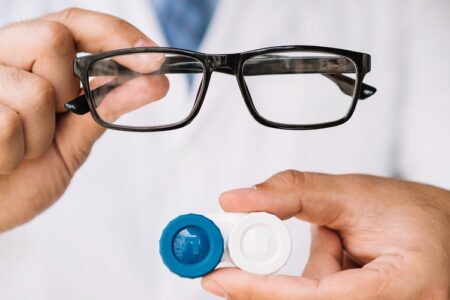 Ópticos-optometristas de Andalucía celebran la aprobación por unanimidad de la tramitación de la ley de acceso gratuito a gafas y lentes de contacto para menores de edad