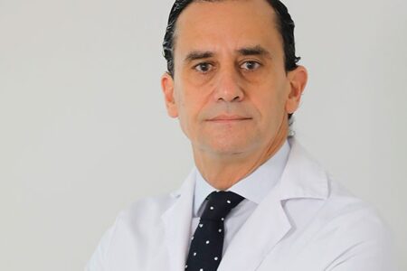 El doctor Salvador Morales, distinguido con la Medalla de la Ciudad de Sevilla 2025