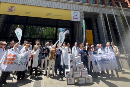 CESM y SMA entregan a Sanidad más de 40.000 firmas de médicos y facultativos que han dicho ‘no’ al borrador de Estatuto Marco