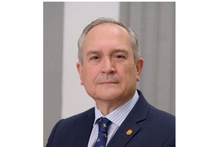 El decano de Medicina, Luis Capitán, nuevo catedrático de la Universidad de Sevilla