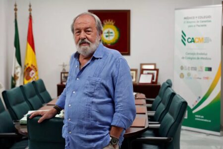Alfonso Carmona, presidente del CACM: «No podemos disfrazar la falta de médicos dando sus competencias a otros colectivos»